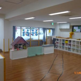 ワーカーズコープ新大橋のびっこ保育園（本の写真2