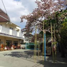 青い空の家